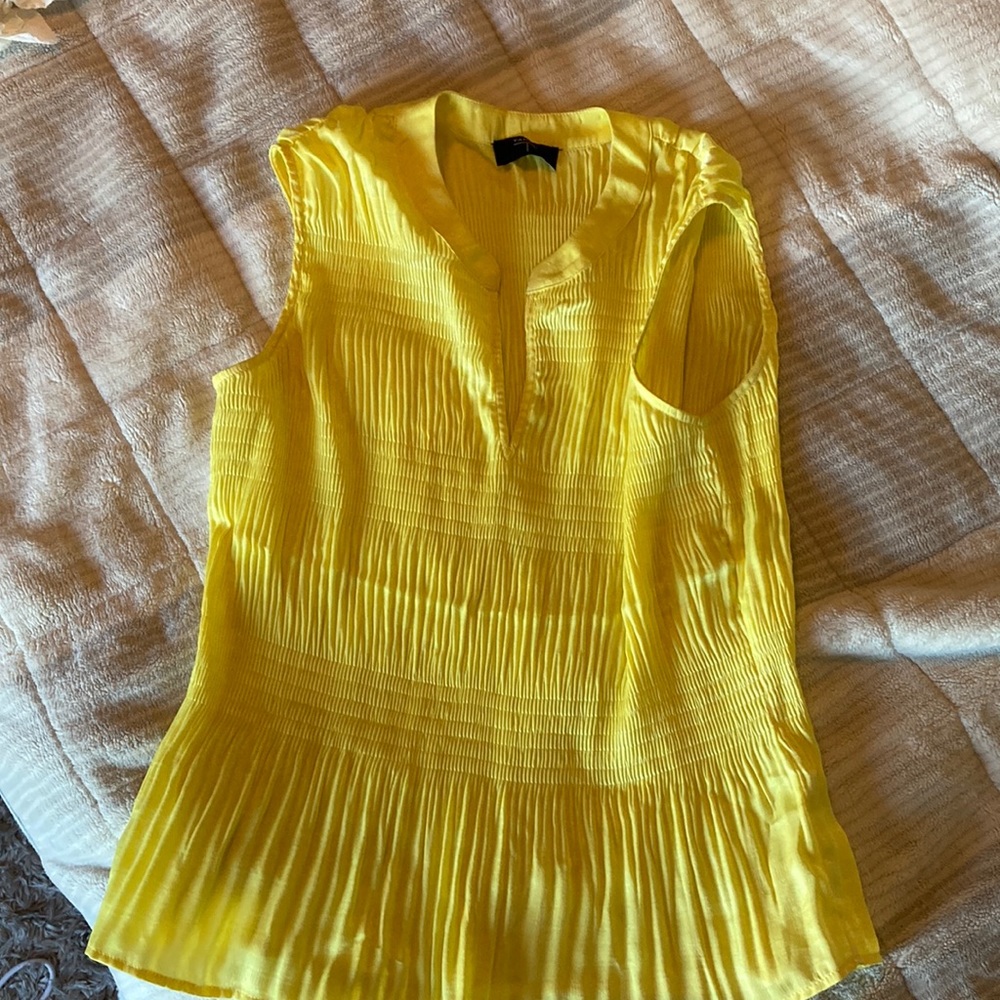 Tahari yellow flows Sleeveless top